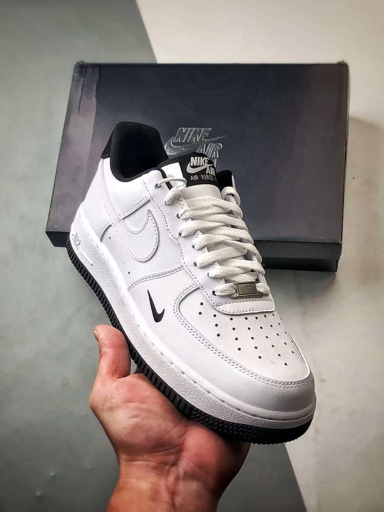 Air Force 1 '07 Low Branco com Mini Swoosh Preto