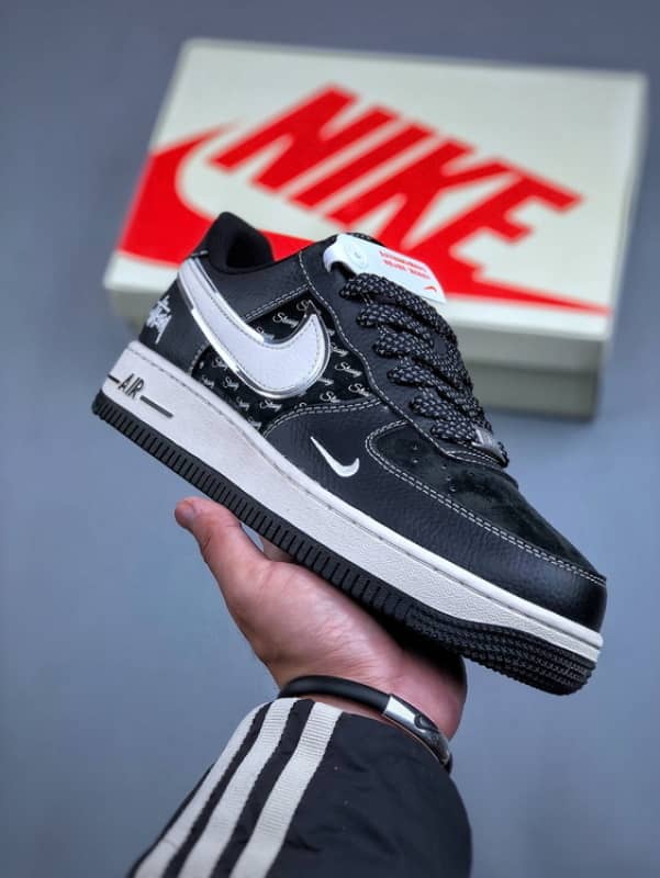 Air Force 1 '07 Low Colaboração Stüssy Branco e Preto