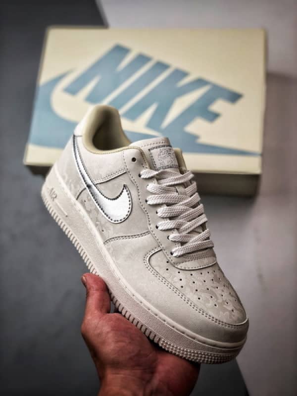 Air Force 1 '07 Low Yun Jinduan Off-White e Prata