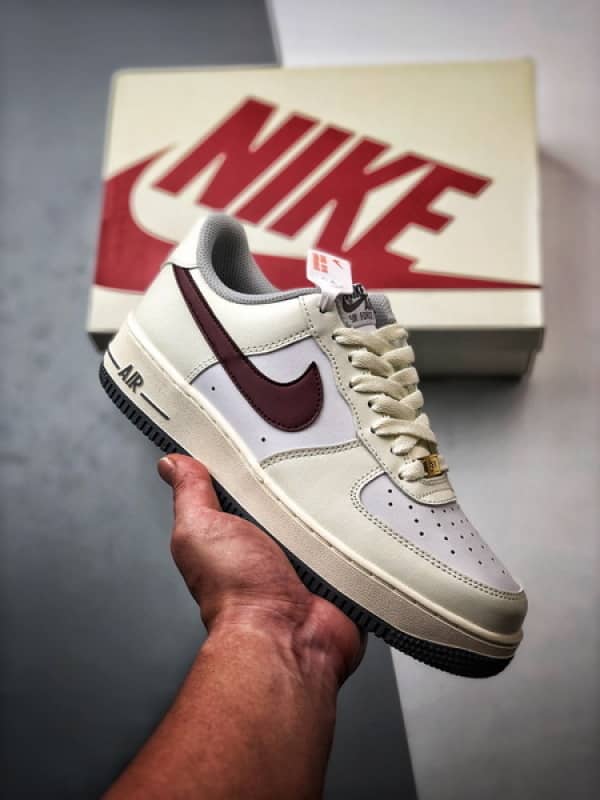 Air Force 1 '07 Low Creme e Vermelho Vinho Swoosh