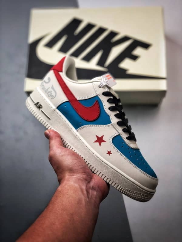 Air Force 1 '07 Low Bege, Azul e Vermelho