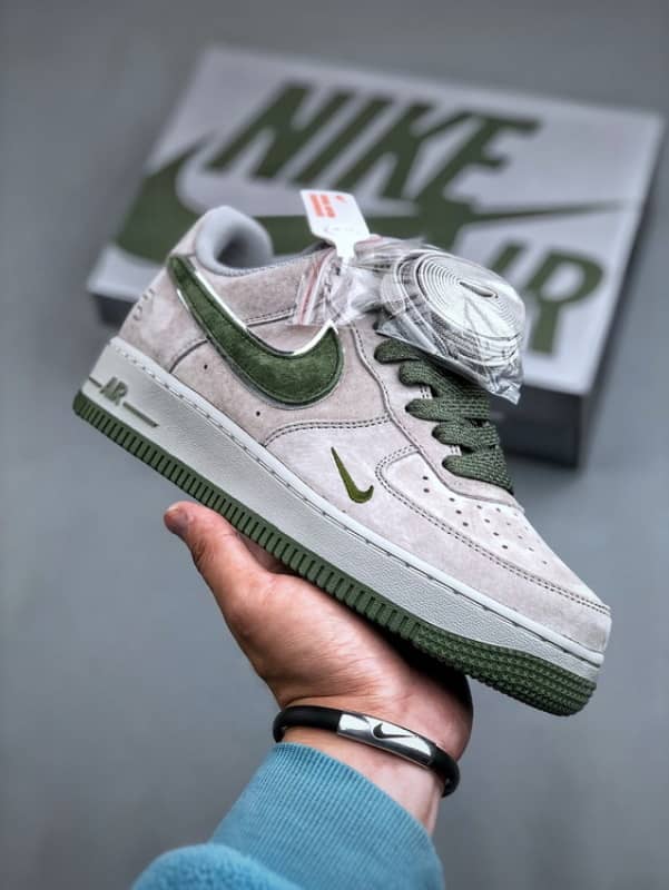 Air Force 1 '07 Low Camurça Cinzento e Verde Mini Gancho Estrela