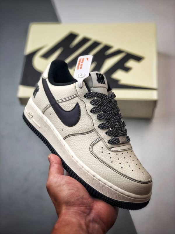 Air Force 1 Low Cinco Listras Creme e Preto