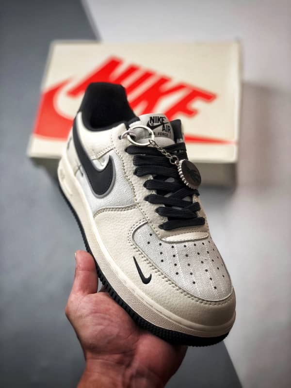 Nike Air Force 1 Low Violent Bear Branco e Preto