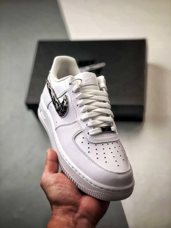 Air Force 1 Low Branco e Preto com Gancho Metálico