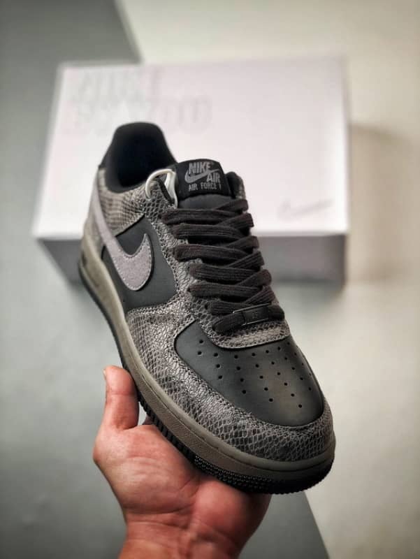 Air Force 1 Low Preto e Cinzento com Pele de Cobra