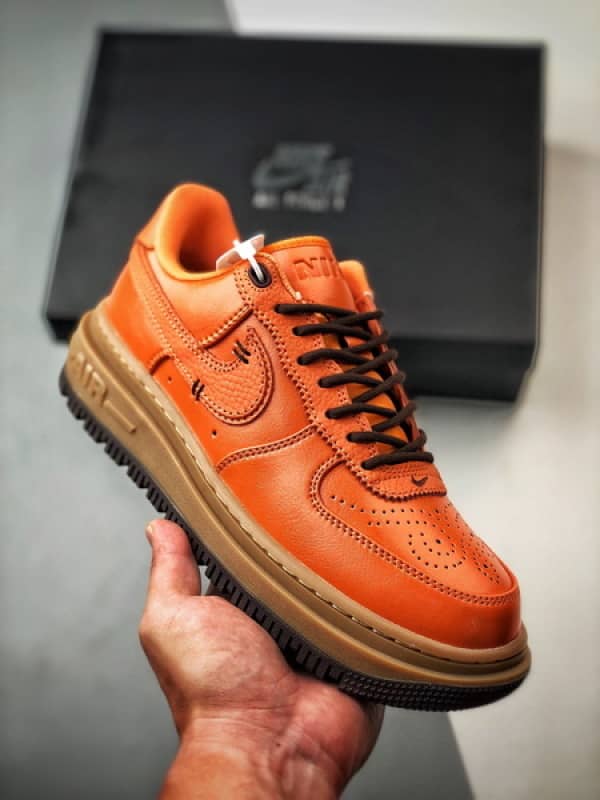 Air Force 1 Low Luxe Laranja e Castanho