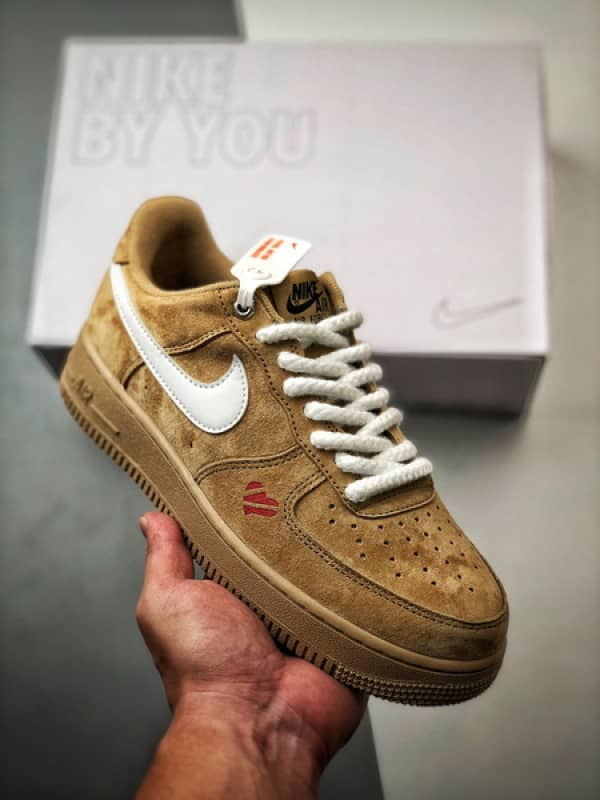 Air Force 1 Low By You Castanho e Branco com Corda