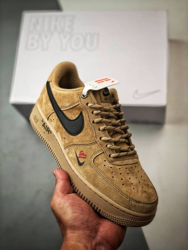 Air Force 1 Low _By You_ Coração Marrom e Preto em Camurça