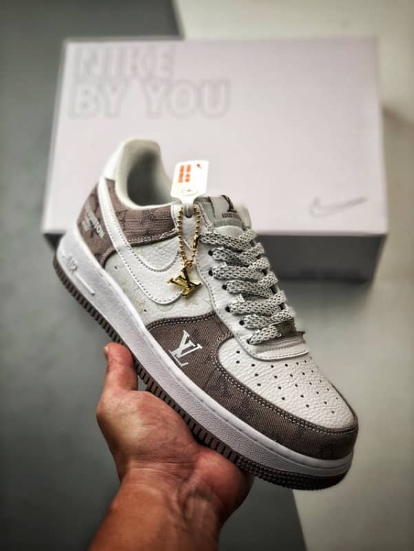 Air Force 1 Low 'By You' LV Branco, Castanho e Denim