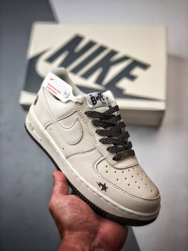 Bape x Air Force 1 Low Marfim e Marrom Refletivo