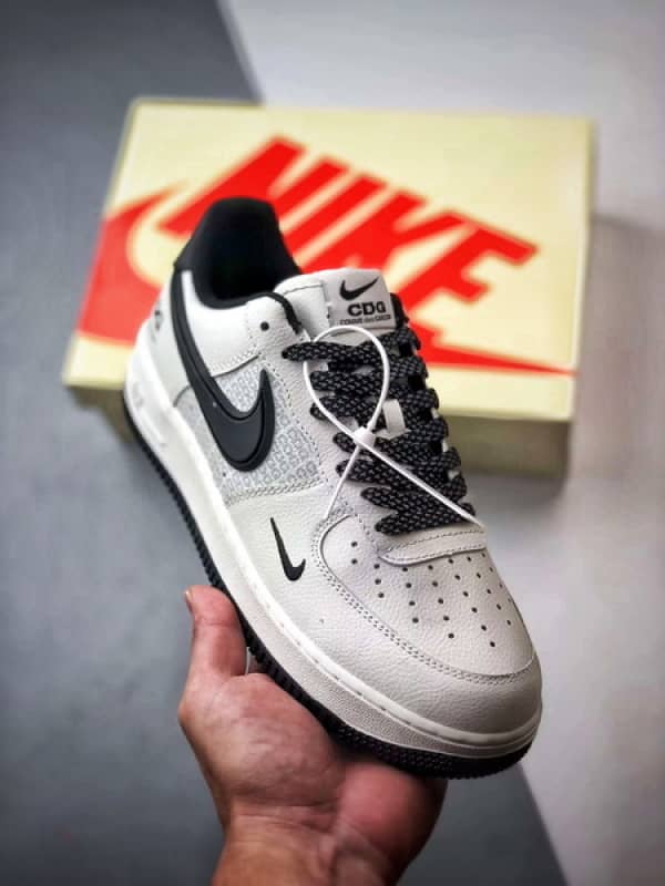 CDG x Air Force 1 Low Impressão Bege e Preto