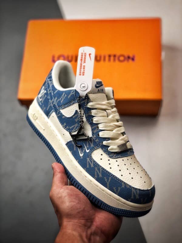 LV x Air Force 1 Low Branco e Azul Estampado