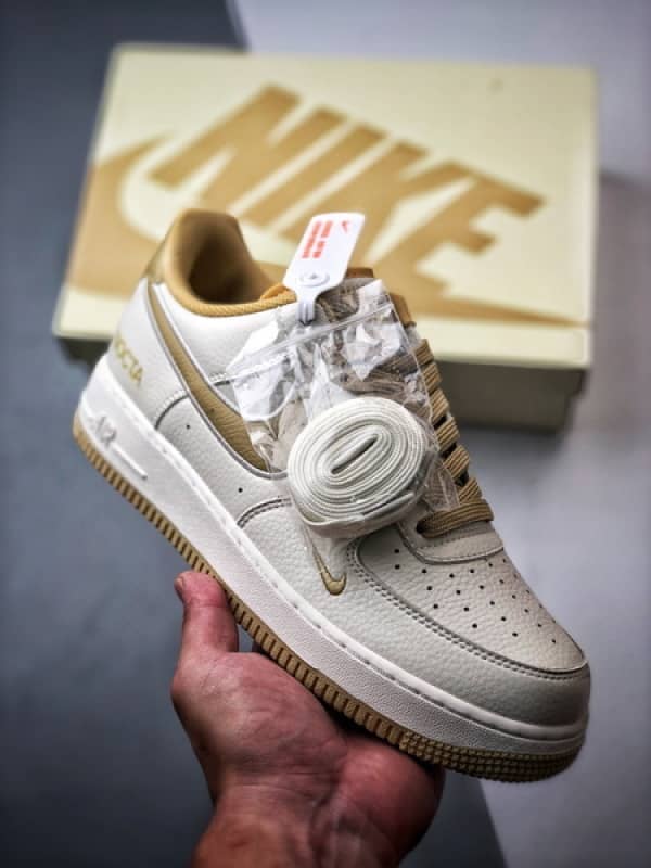 NOCTA x Air Force 1 Low Creme e Caqui