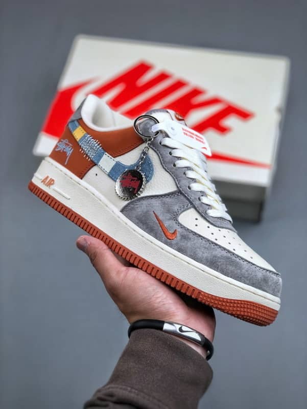 Nike Air Force 1 Low 07 x Stüssy Bege e Preto