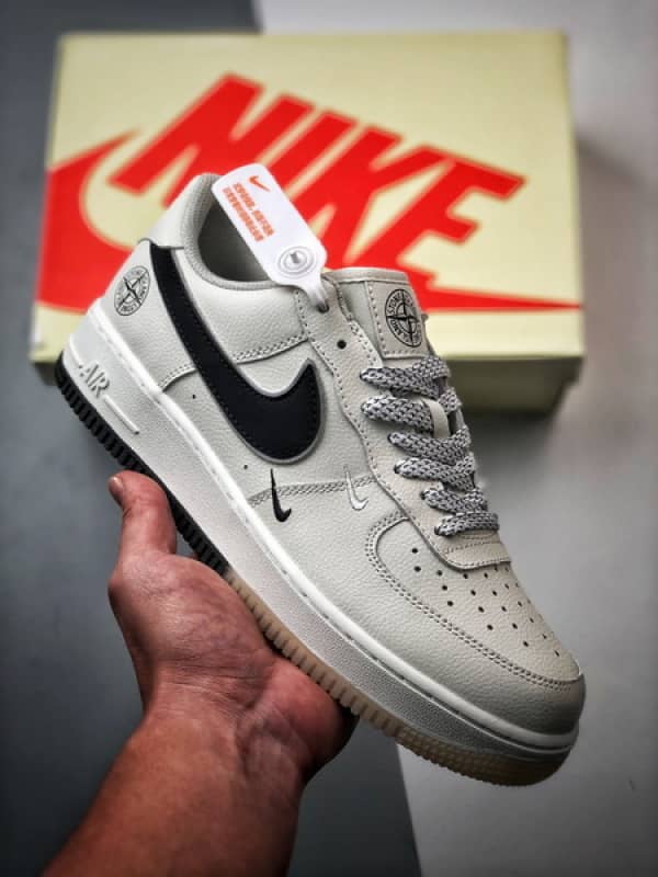Stone Island x Air Force 1 Low Bege, Branco e Preto Reflexo
