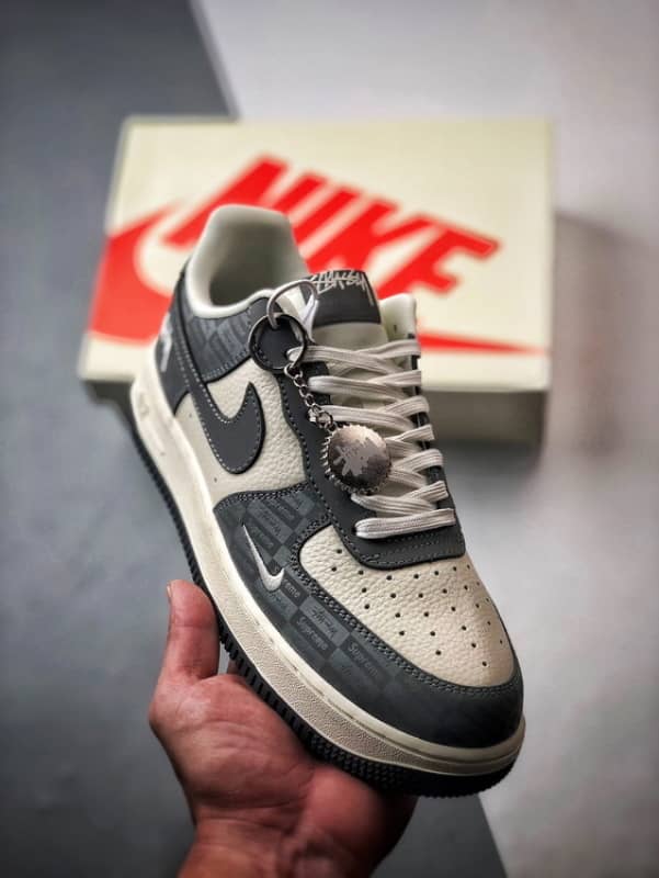 Stüssy x Air Force 1 Low Bege e Cinzento Escuro