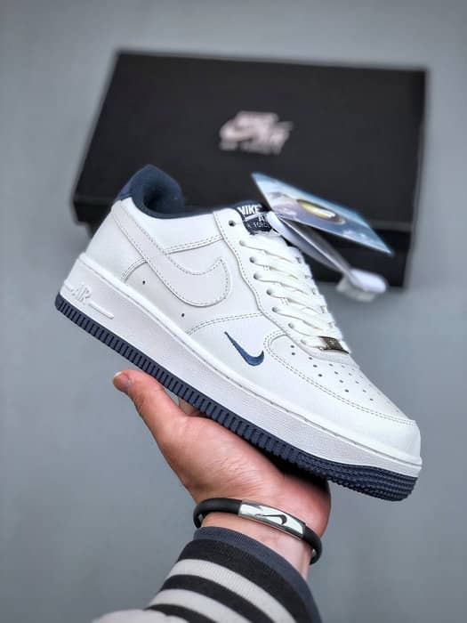 Nike Air Force 1 '07 Azul Escuro com Mini Swoosh
