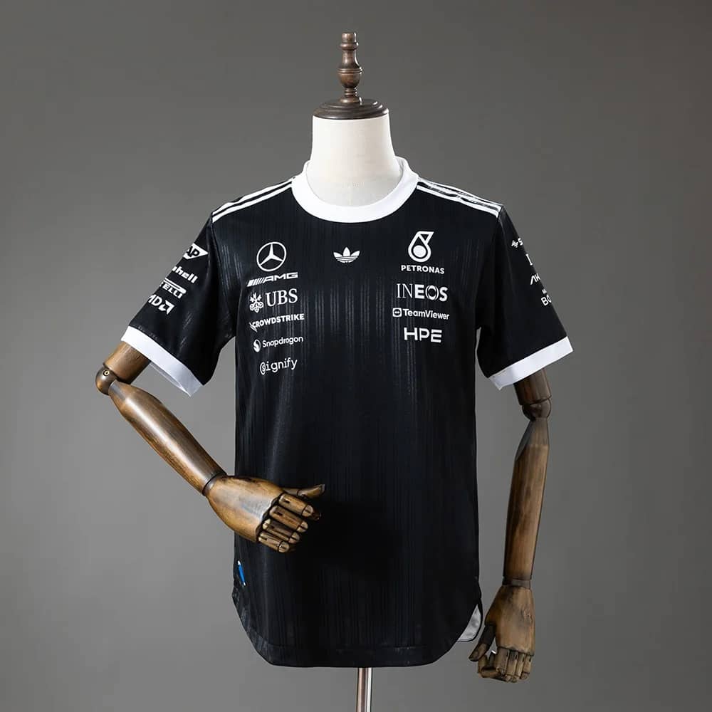 T-Shirt Mercedes-AMG F1 Preto 2026 (Versão Jogador)