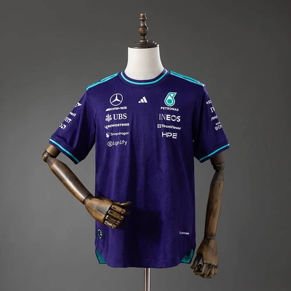 T-Shirt Mercedes-AMG F1 Roxo 2026 (Versão Jogador)