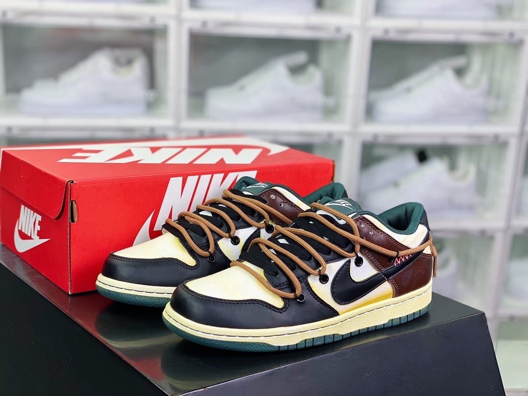 NK Dunk Low Castanho Preto Vermelho Paisley Sola Amarela