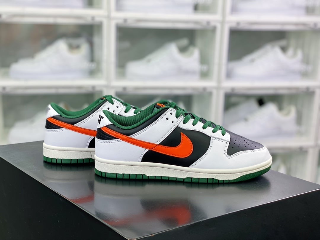 NK Dunk Low Preto, Verde e Laranja com Gancho