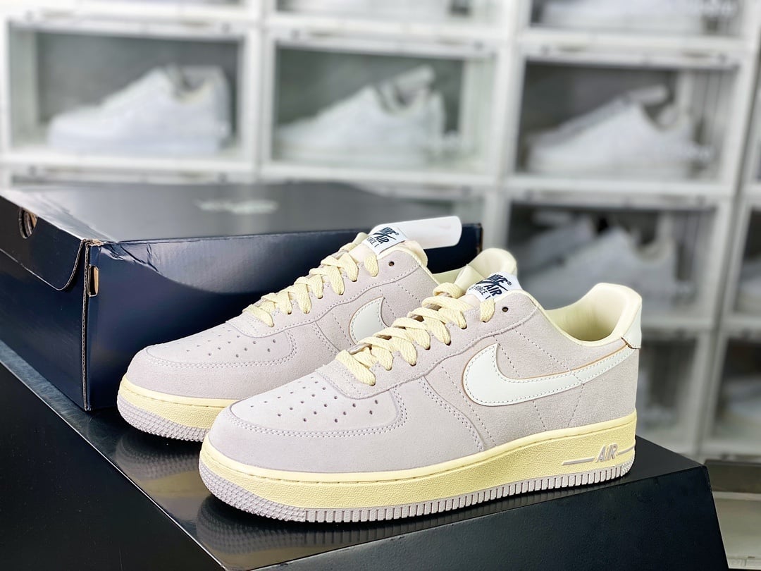 Nike Leather Cinza Claro e Branco Oxidado com Amarelo