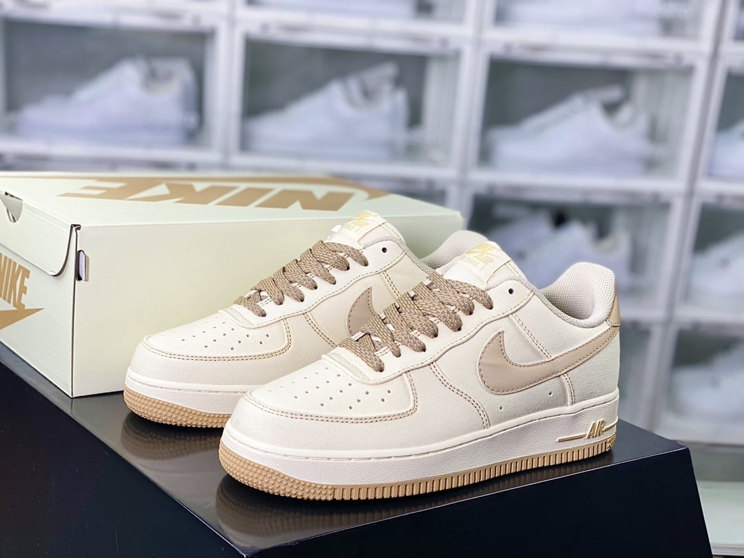 Nike Air Force 1 Pele Bege e Rosa com Swoosh Grande