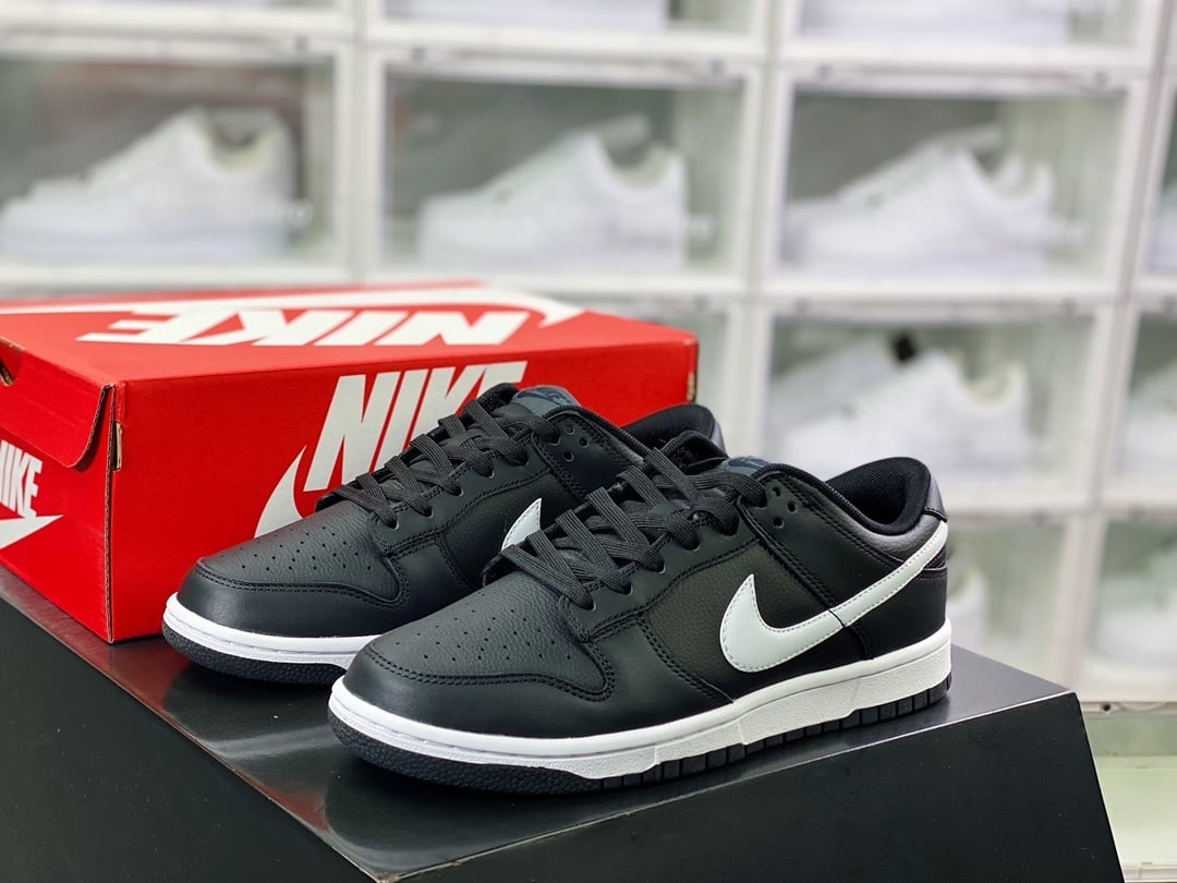 NK Dunk Low Preto e Branco com Gancho