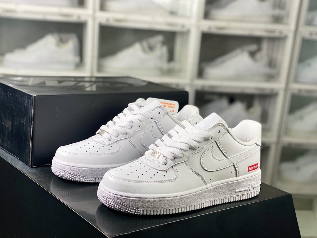 Nike Colab Branco e logo Vermelho Sup