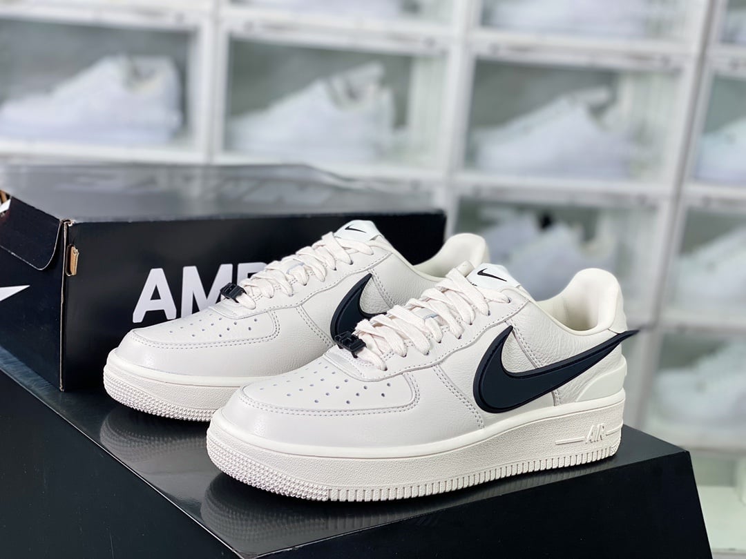 Nike Colaboração Creme e Preto com Hook