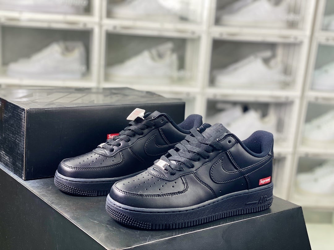 Nike Colab Preto e LOGO Vermelho 
