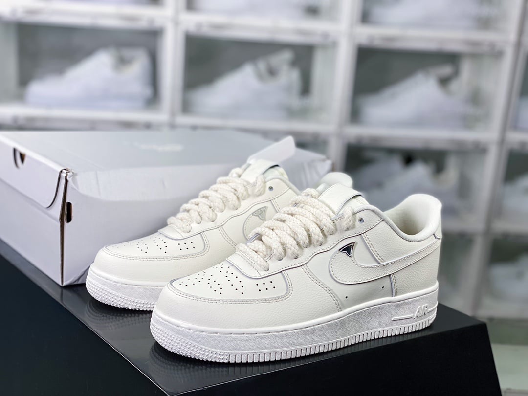 Nike Leather Branco com Prata e Pequeno Diamante