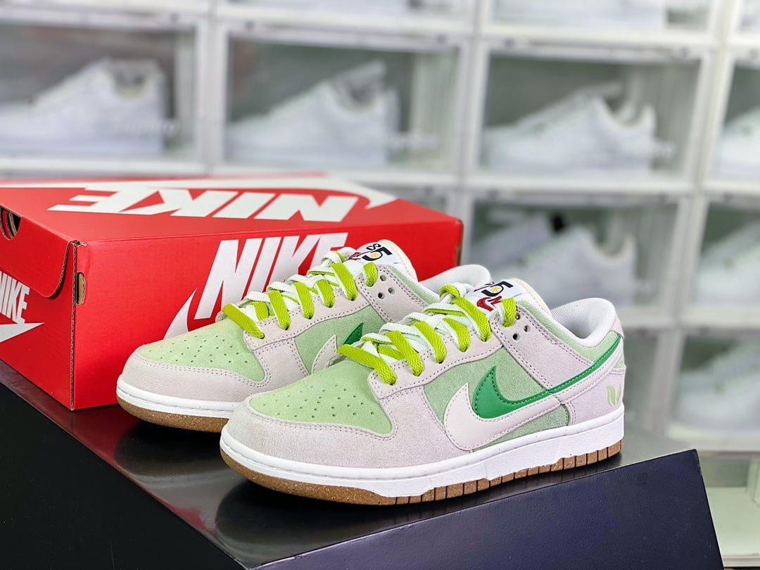NK Dunk Low Camurça Cinza Claro e Verde Maçã Duplo Gancho