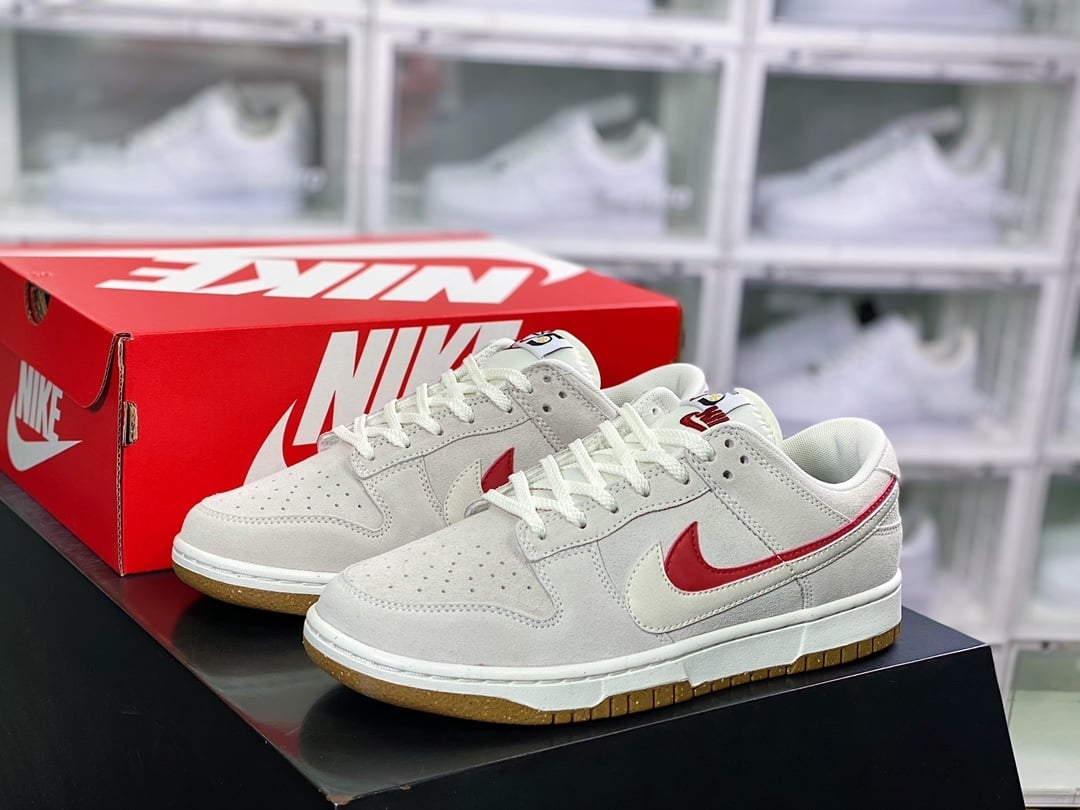 NK Dunk Low Camurça Branco Cinzento Vermelho Duplo Swoosh