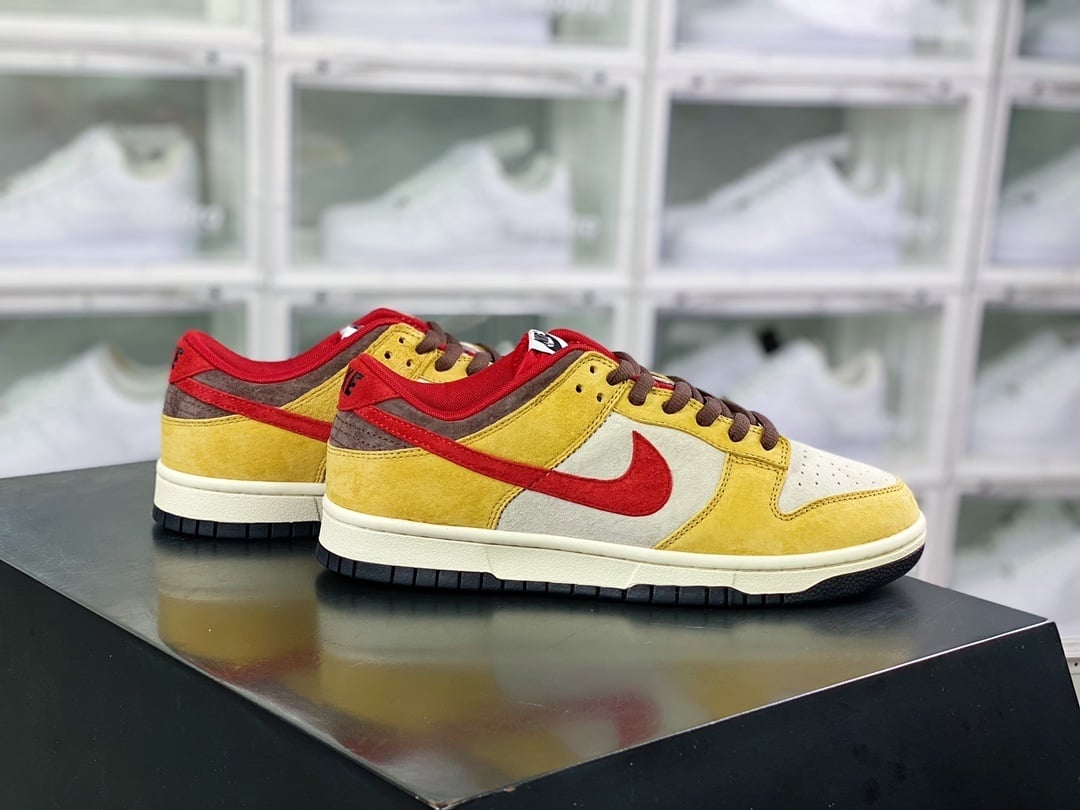 NK Dunk Low Camurça Dourado e Vermelho