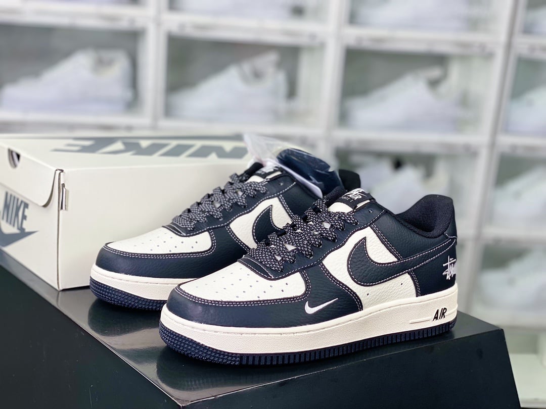 Nike Stussy Preto, Branco e Hooks Bordados