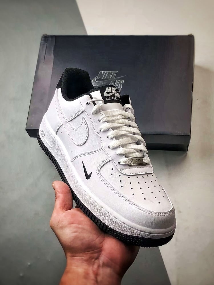 Air Force 1 '07 Low Branco com Mini Swoosh Preto