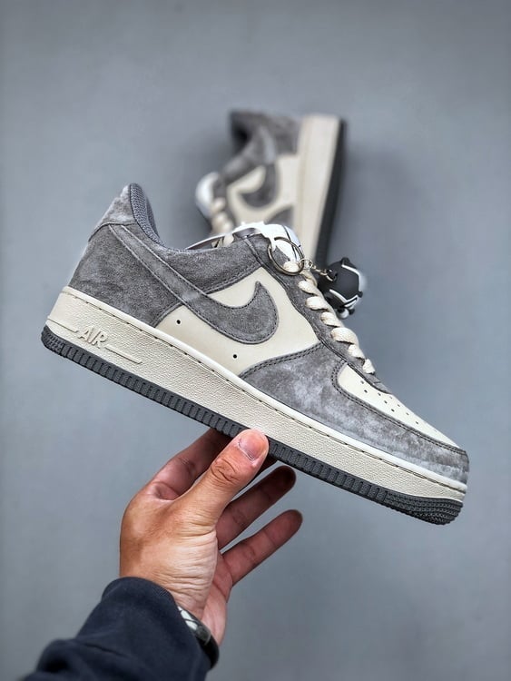 Stussy x Nike Air Force 1 Low 07 Cinza - Vista 4