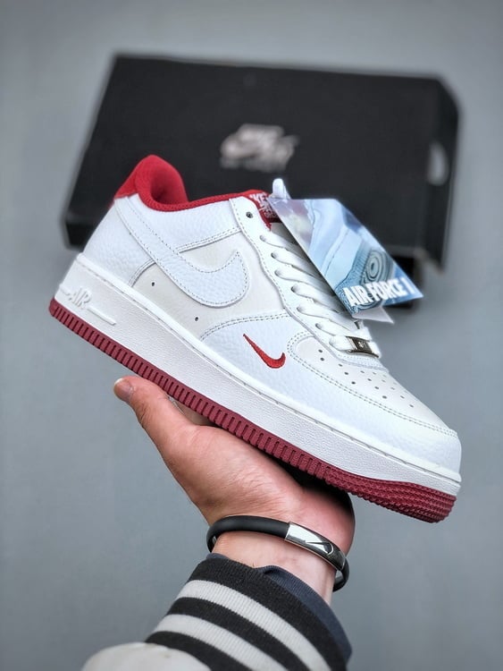 Nike Air Force 1 '07 Branco com Mini Swoosh Vermelho