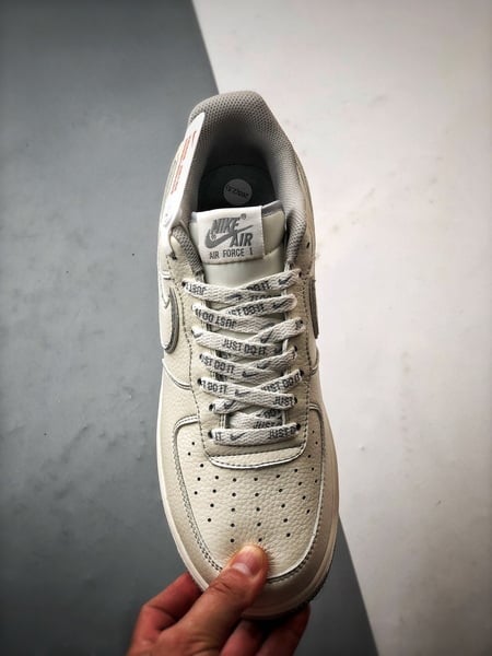 Stussy x Air Force 1 Low Bege e Cinza - Vista 2