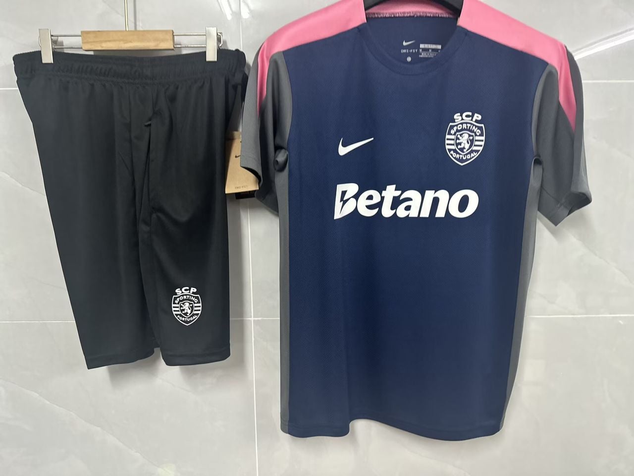 Sporting KIT Treino Staff 25/26 - Vista 1