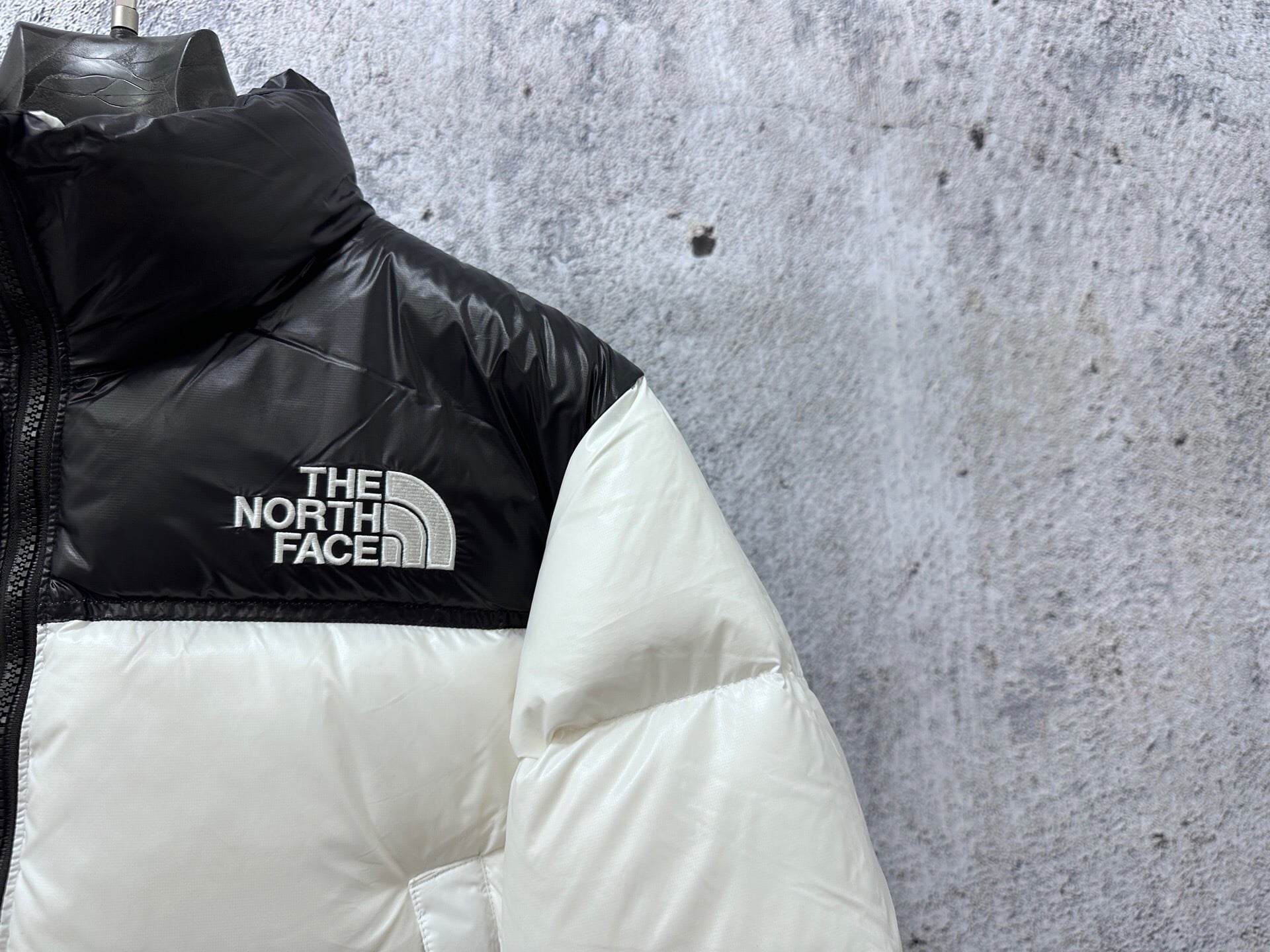 The North Face classic 700 mulher branco e preto - Vista 3
