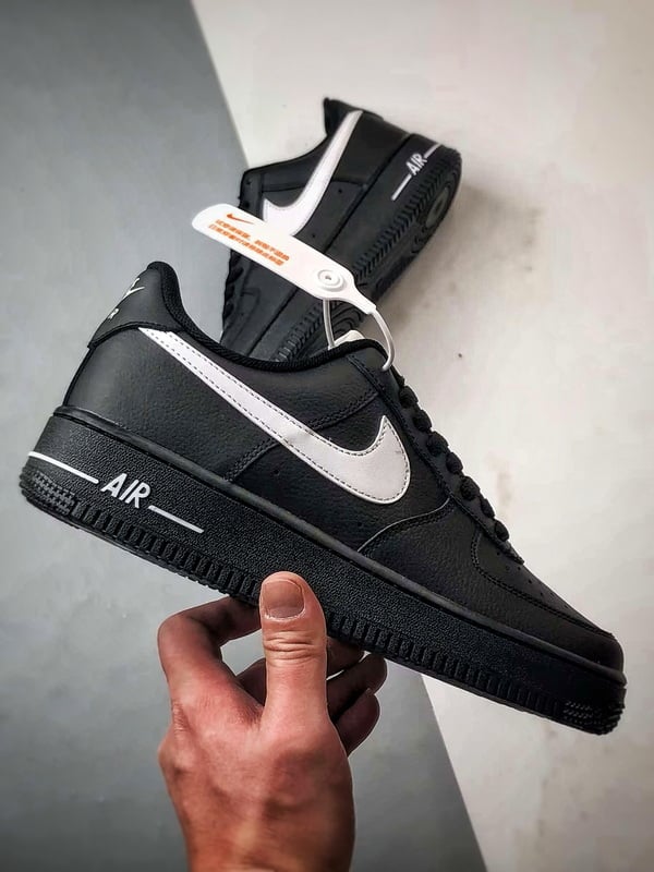 Air Force 1 '07 Low Preto e Branco - Vista 4