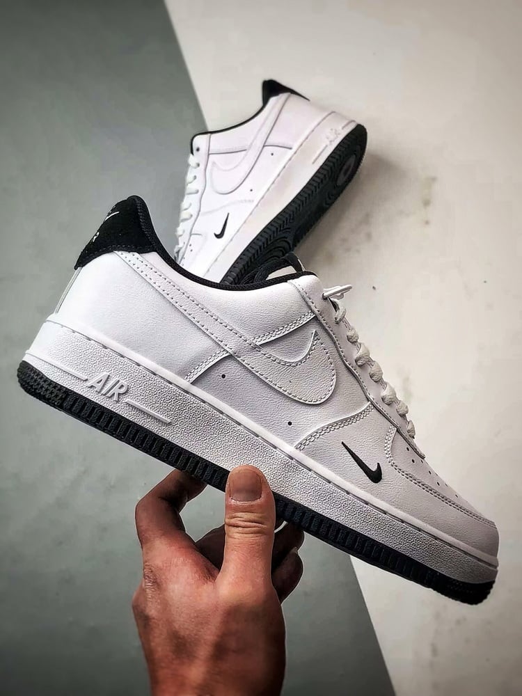 Air Force 1 '07 Low Branco com Mini Swoosh Preto - Vista 4