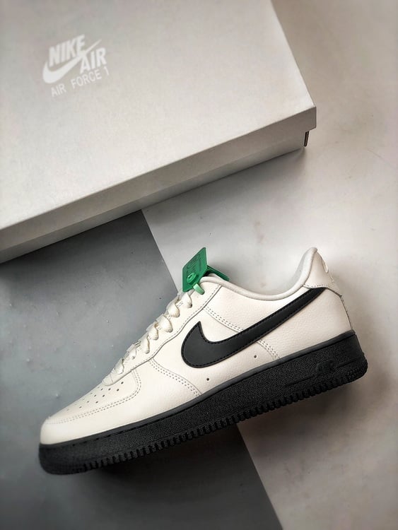 Nike Air Force 1 Low 07 Branco e Preto - Vista 3
