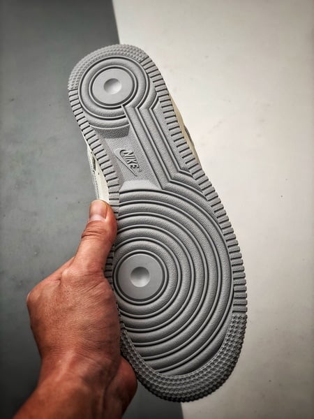 A-COLD-WALL* x Air Force 1 Low Creme e Cinzento - Vista 4