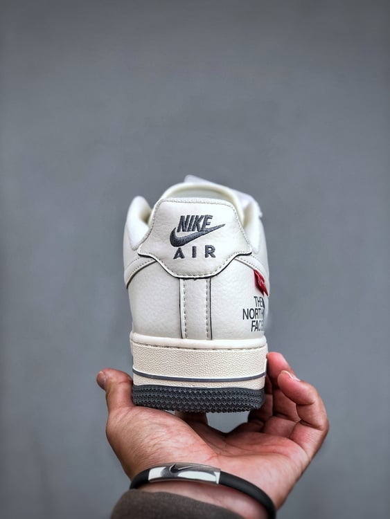 Nike Air Force 1 Low Supreme - Vista 4