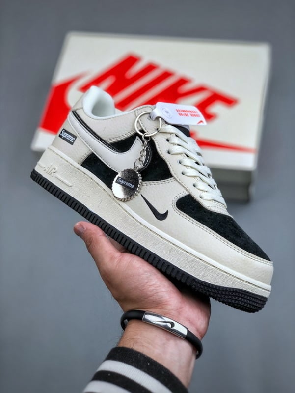 Air Force 1 '07 Low Supreme Bege e Preto com Gancho Duplo