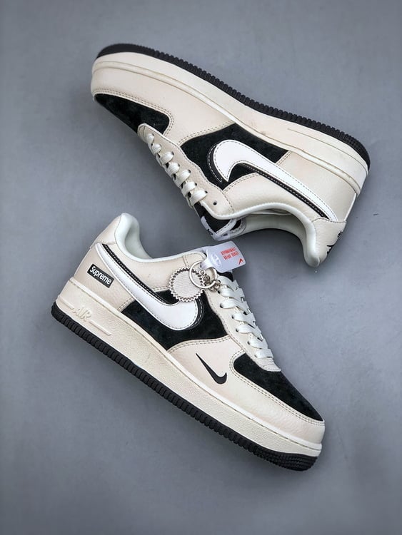 Air Force 1 '07 Low Supreme Bege e Preto com Gancho Duplo - Vista 2